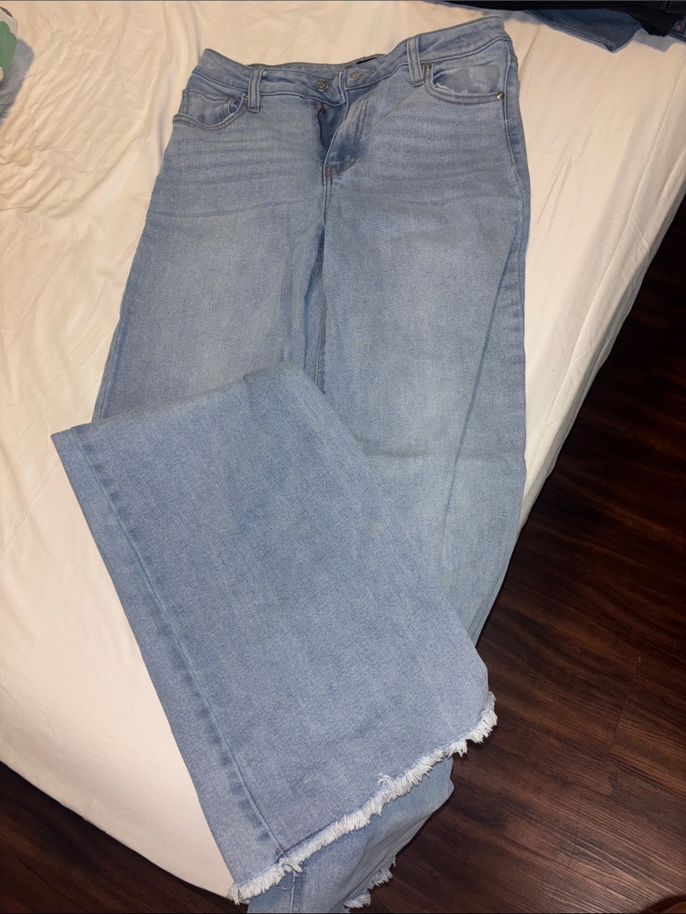 Light Wash Women’s Jeans - Casual Frayed Hem